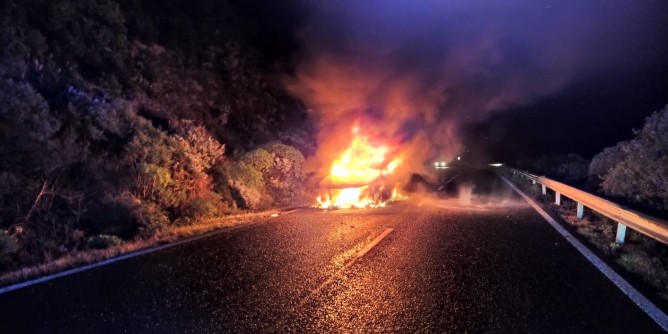 Auto in fiamme sulla Alghero-Bosa