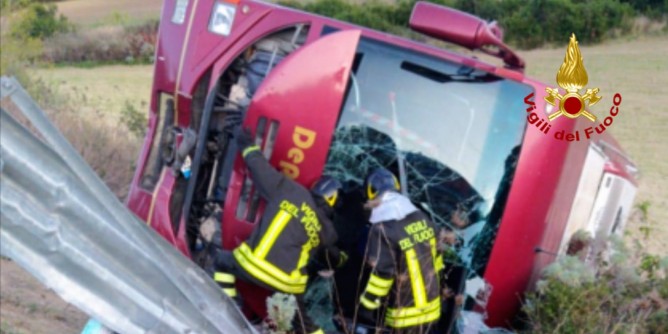 Bus nella scarpata, 7 feriti uno è grave