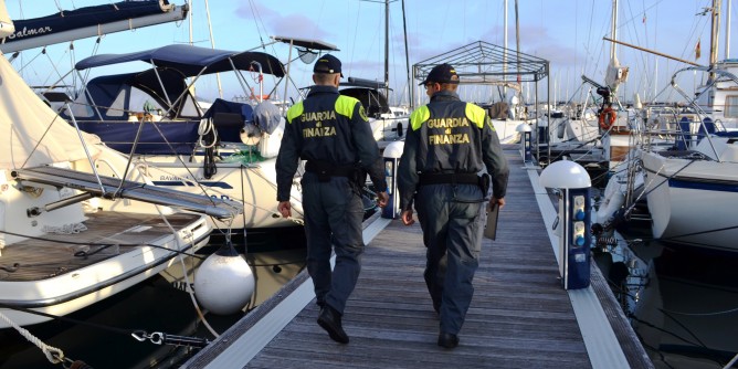 Lavoratori in <i>nero</i> nel porto di Alghero