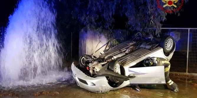 Sbatte contro un idrante: auto si ribalta