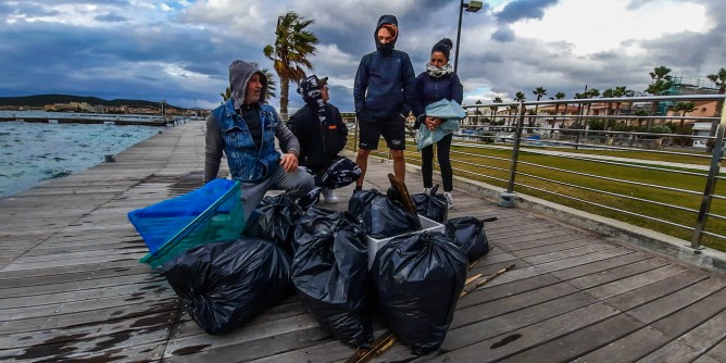 «Invasione di polistirolo sul lungomare di Golfo Aranci»