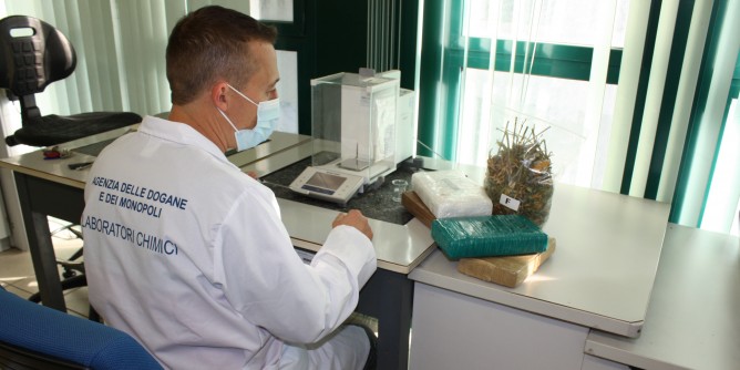 Sassari: sequestrati alambicco e prodotti alcolici