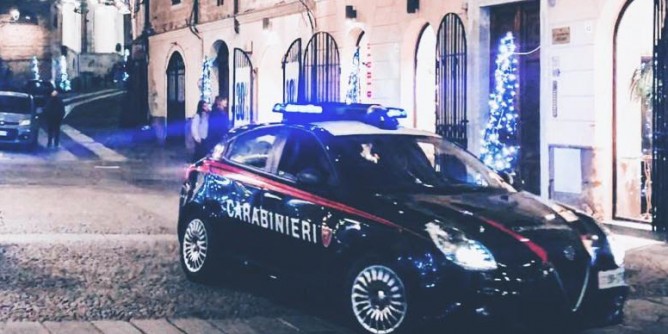Sale sul muro dei Bastioni e tenta il suicidio
