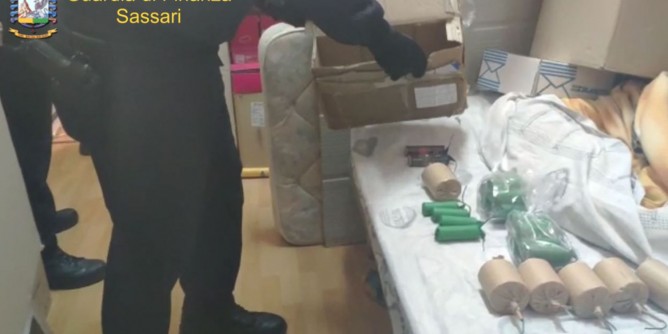 Sassari: sequestrati 20kg di <i>botti</i> illegali