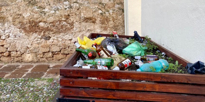 Bottiglie e plastica ai piedi della Torre