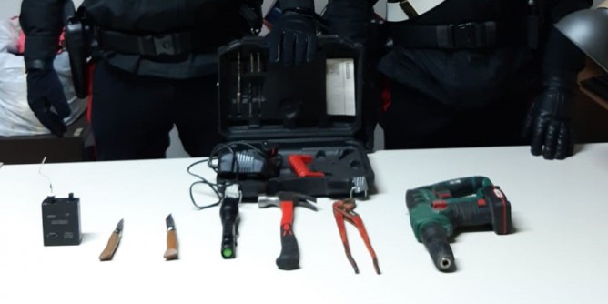 Evade dai domiciliari oltre le 22: arrestato con altri tre