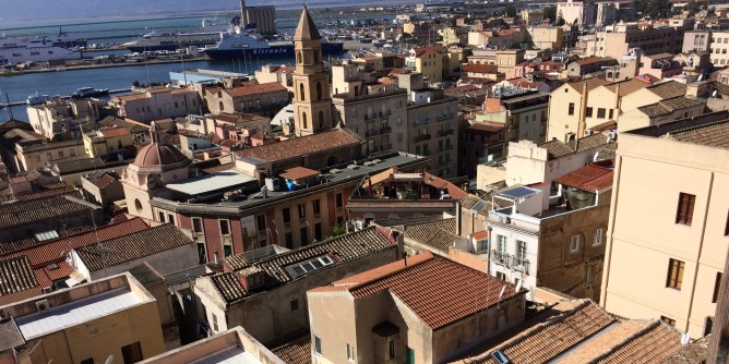Asta per tre magazzini a Cagliari