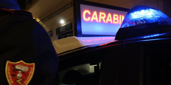 Mazze, roncola e spranga in auto: denunciato