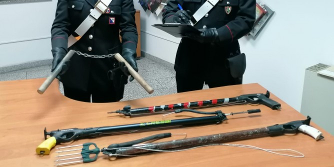 In auto con 3 fucili da sub e un Nunchaku: denunciato