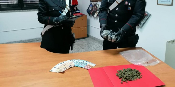 Spacciava in casa: minorenne arrestato a La Maddalena
