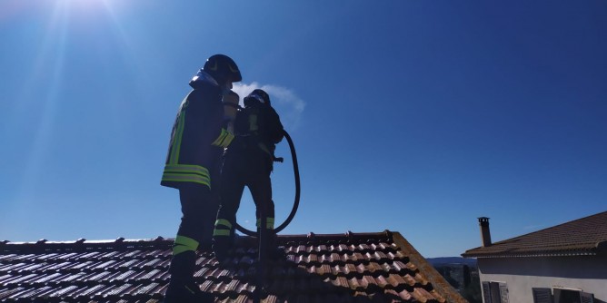 Canna fumaria in fiamme a Olmedo