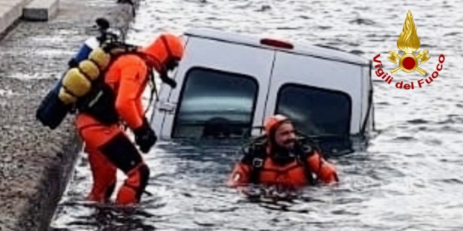 Furgone in mare a Marina Piccola