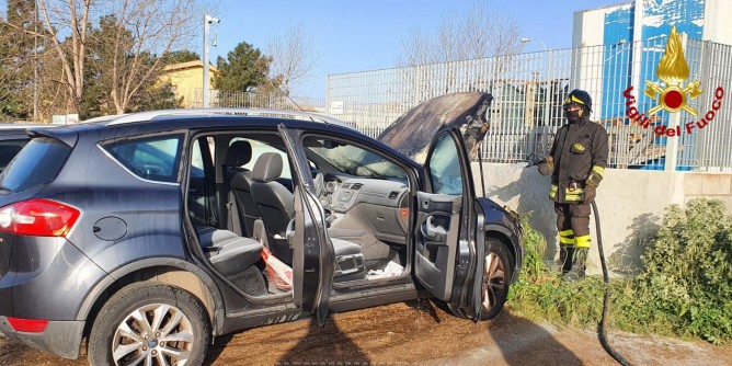 Olbia: <i>Ford</i> in fiamme in via Corea