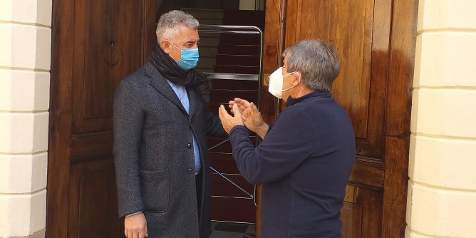 Alghero: Dante cura il portone di 121 anni