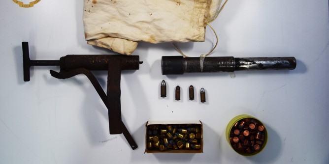 Arma artigianale nel frigo: 65enne in manette