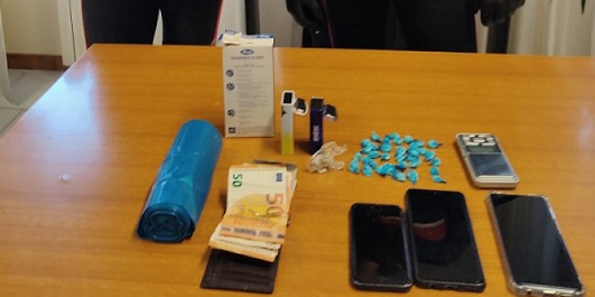 Cocaina in casa: 37enne in manette