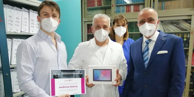 Quattro tablet per connettere pazienti e familiari