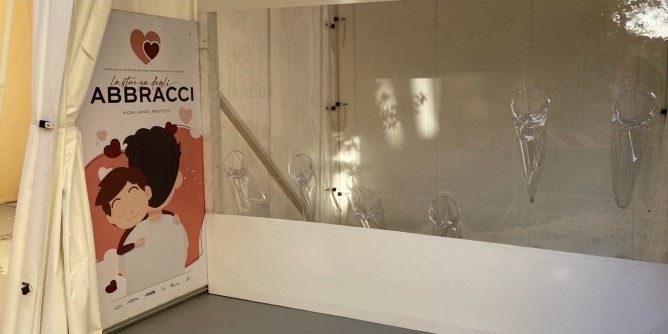 <i>Abbracci</i>, Pais messo allangolo. Si attivi per replicare l'iniziativa