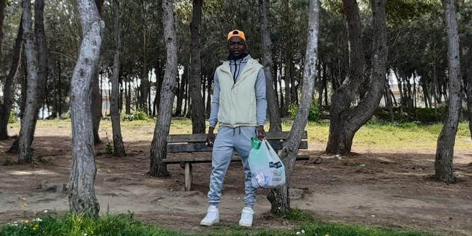 Ivoriano raccoglie cartacce al Baden Powell