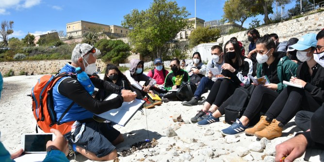 Università di Cagliari a lezione al Poetto