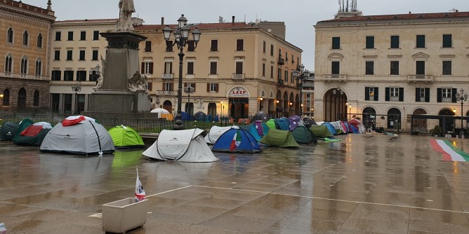 Tende in piazza: «Non siamo conigli in fuga»