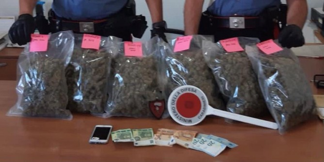 Scappa dopo incidente: ha 3,5<i>kg</i> di marijuana