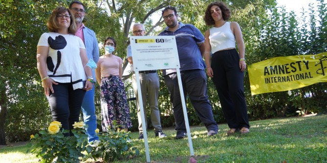 Sassari, una rosa gialla per i sessant’anni di Amnesty