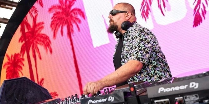 Ghezzi <i>dj</i> per <i>Akčnta</i> Beach