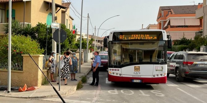 Bus incastrato, viabilità in <i>tilt</i> ad Alghero