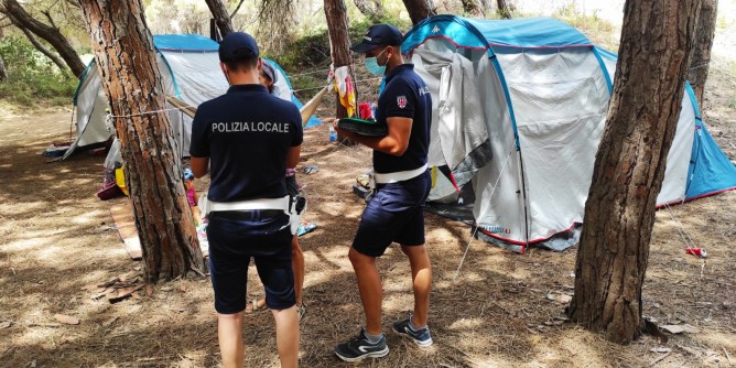 Multe ad auto e camperisti abusivi a Porto Ferro
