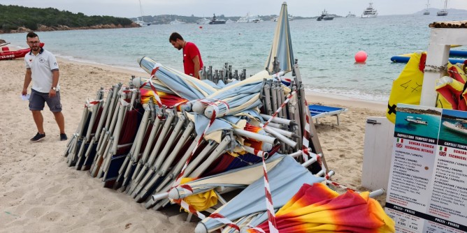 Ombrelloni e sdraio sequestrati a Porto Cervo