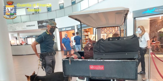 Sbarca ad Alghero con 25 ovuli di eroina: arrestata