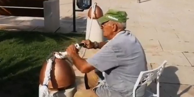 Il turritano Serafino al lavoro per il monumento ai Caduti