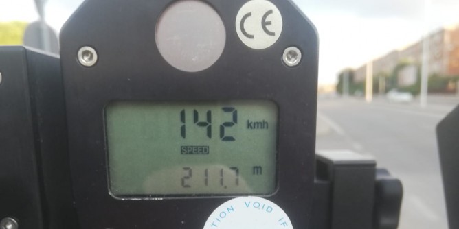 A 140 chilometri orari in città, 21enne nei guai