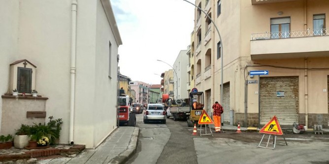 Esausti da buche e lavori, si rivolgono al <i>Santo</i>