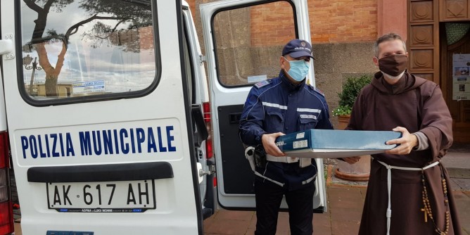 Dalla Polizia locale due furgoni carichi di doni