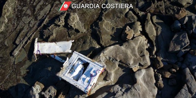 Recuperato container spiaggiato a Porto Ferro