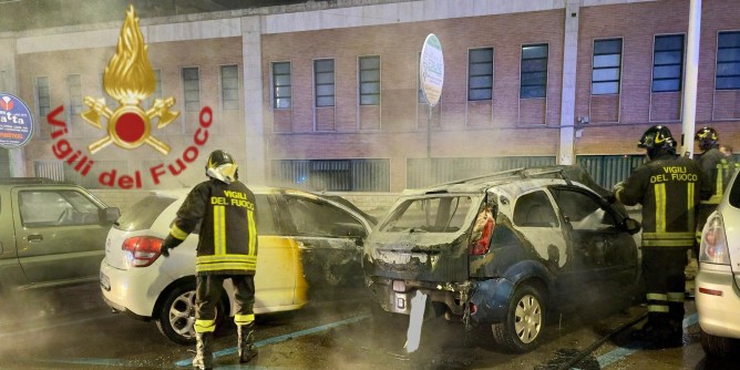 Auto in fiamme al mercato di Cagliari