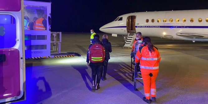 Neonato in pericolo: volo d´urgenza da Alghero