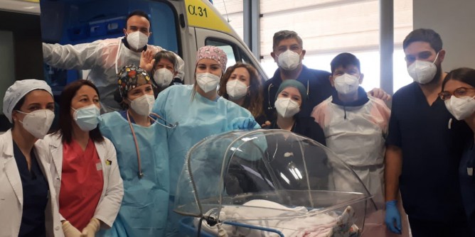 Partorisce in ambulanza: il neonato sta bene