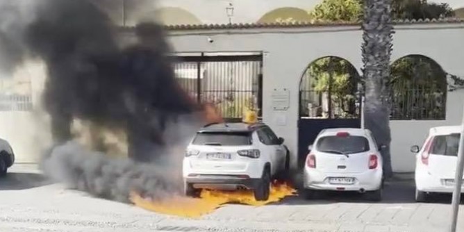 «Auto in fiamme, atto vigliacco»