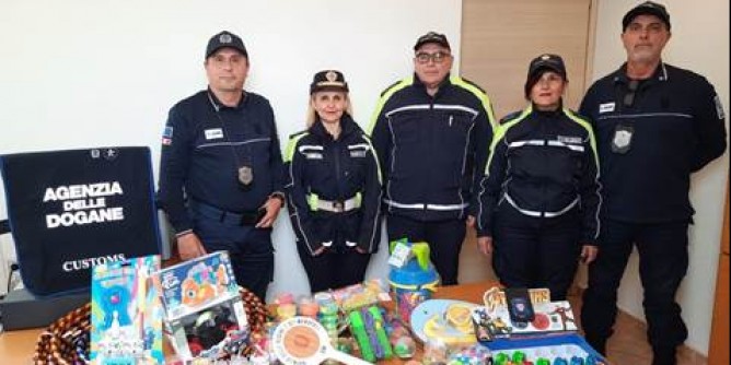 Blitz in un negozio di Alghero. Sequestrati 120 articoli <i>pericolosi</i>