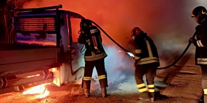 Alghero: camion rifiuti a fuoco nella notte