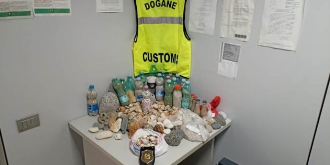 50 kg tra sabbia, sassi, conchiglie. Sequestri e multe ad Alghero