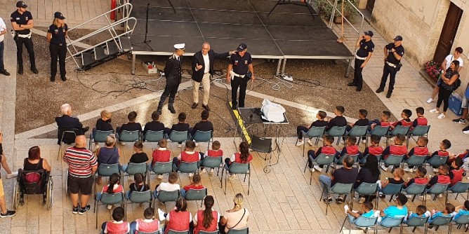 La Polizia locale dona giochi ai Mini Candelieri