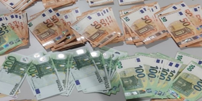 Viaggia con 20mila euro non dichiarati: multa