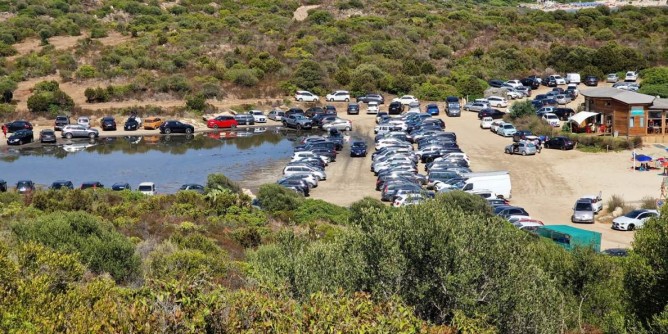 «Via le auto da Cala Sassari»
