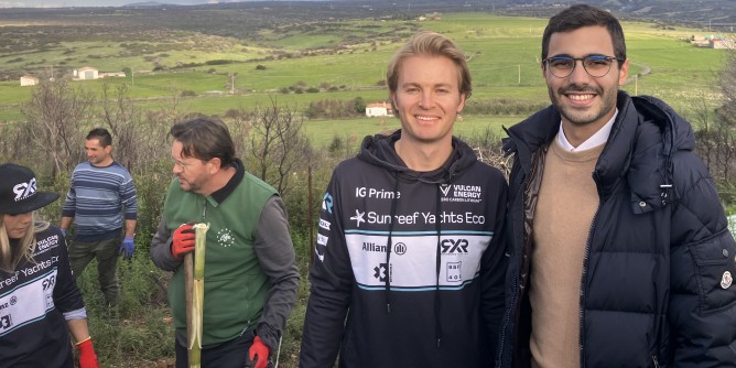 Rosberg pianta alberi nell´Oristanese