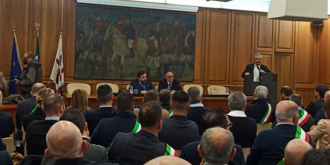 I sindaci uniti: «sui voli serve nuovo modello»