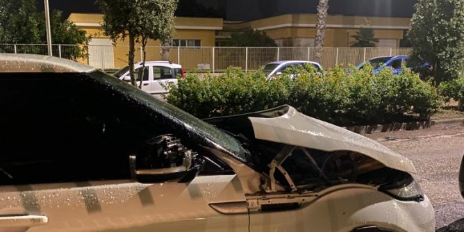 Bombe-<i>carta</i> su auto parcheggiate